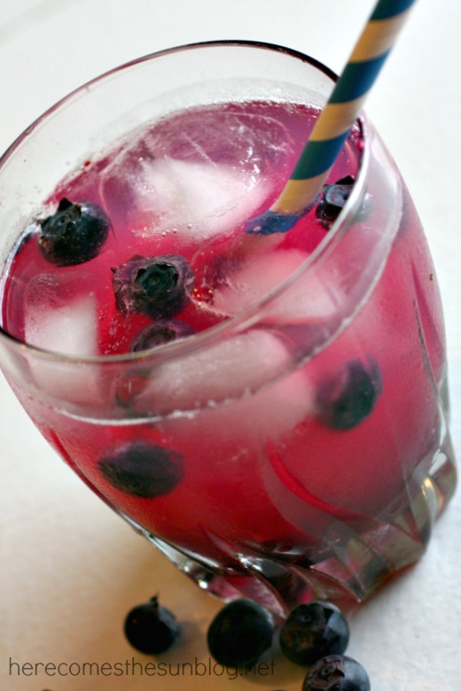Blueberry Lemonade Spritzer... perfect for hot summer days.