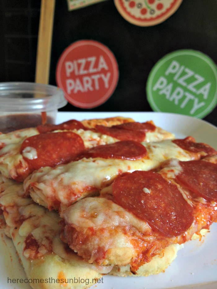 This Pizza Party Date Night is a great way to enjoy a fun night in! #FoodMadeSimple #shop