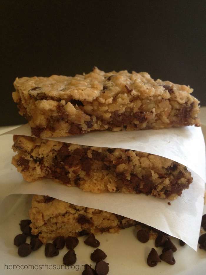These Peanut Butter Oatmeal Chocolate Chip Bars are so delicious and so easy to make!
