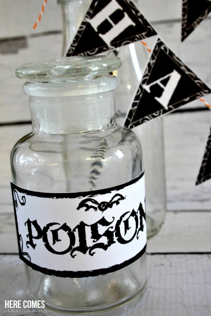 Create an amazing Halloween party with these easy printable Halloween decorations!
