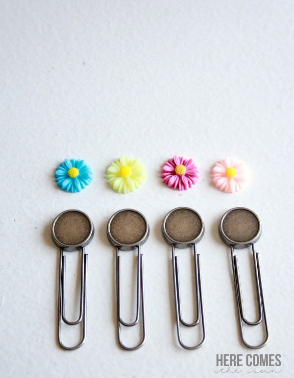 Create cute paper clip bookmarks with this easy tutorial!
