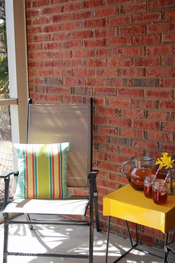 Easy tips to style a porch using pops of color!  @SauderUSA #PutTogether #ad