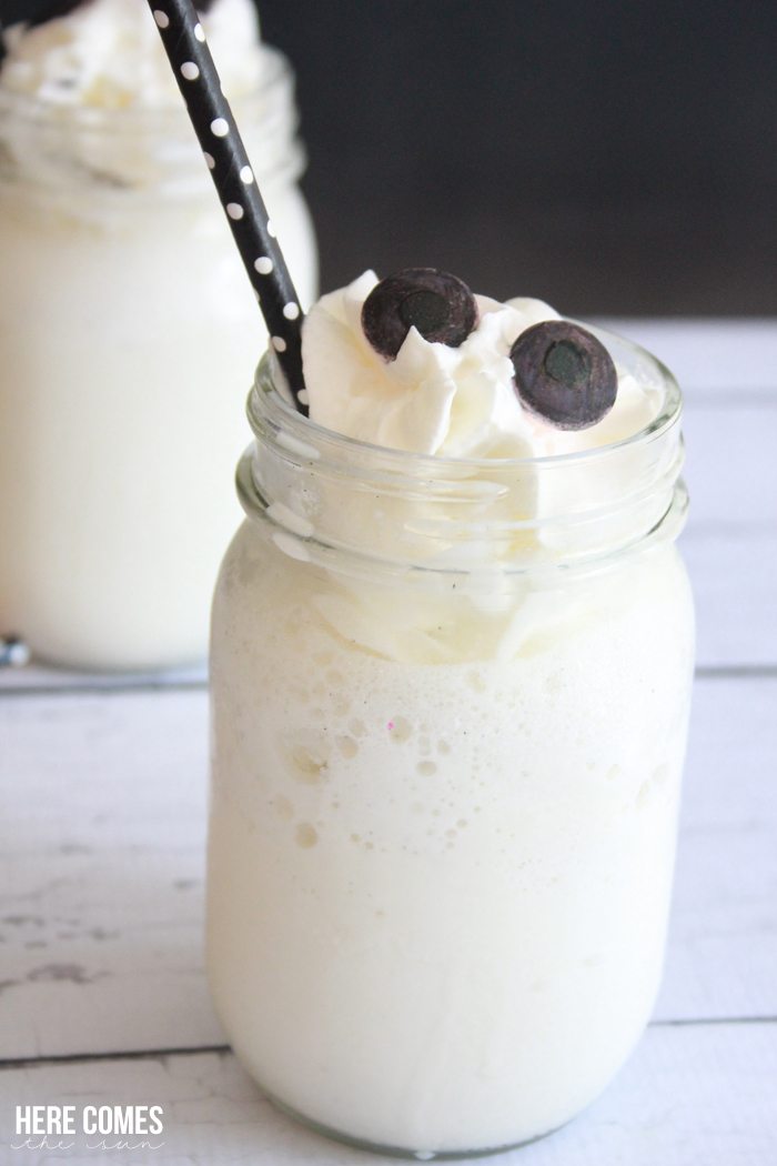 Treat your kids (and yourself) to a delicious ghost milkshake this Halloween with @Horizon_Organic! Only 3 ingredients and 5 minutes. #HalloweenTreats #ad 