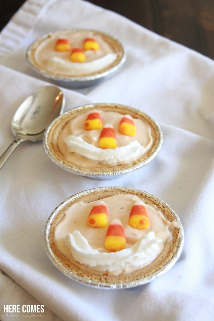 These No-Bake Mini Pumpkin Pies come together in minutes and are a fun treat! #EffortlessPies  ad