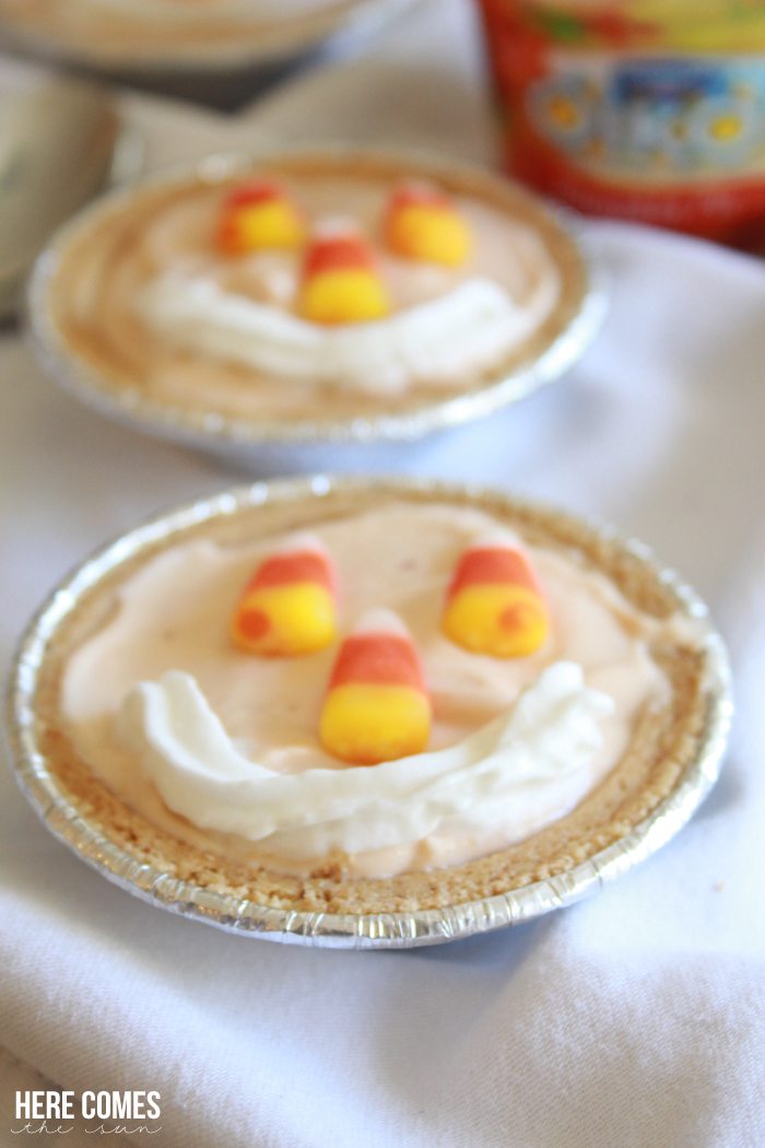 These No-Bake Mini Pumpkin Pies come together in minutes and are a fun treat! #EffortlessPies  ad