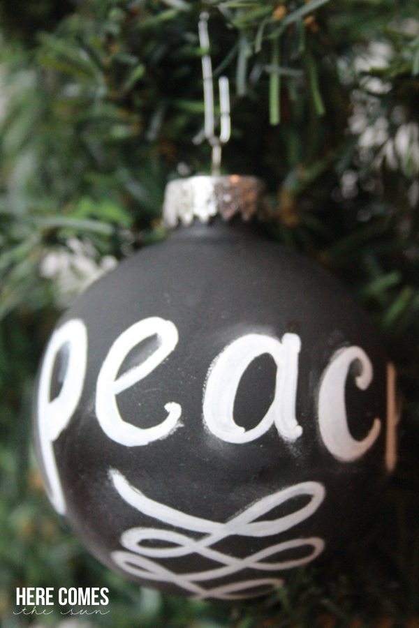 Handlettered Chalkboard Ornaments!  So beautiful on your tree.