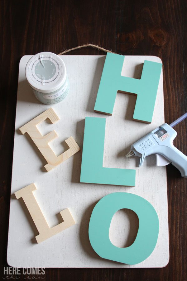 I'm in love with this adorable Welcome Sign! Such an easy tutorial!
