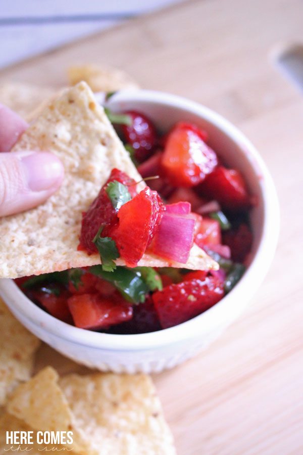 Make this homemade Strawberry Salsa! with only 5 simple ingredients!