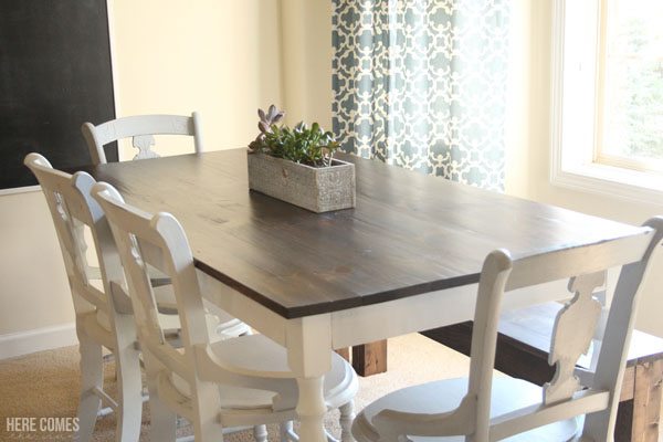 Build your very own farmhouse table with these easy-to-follow plans!