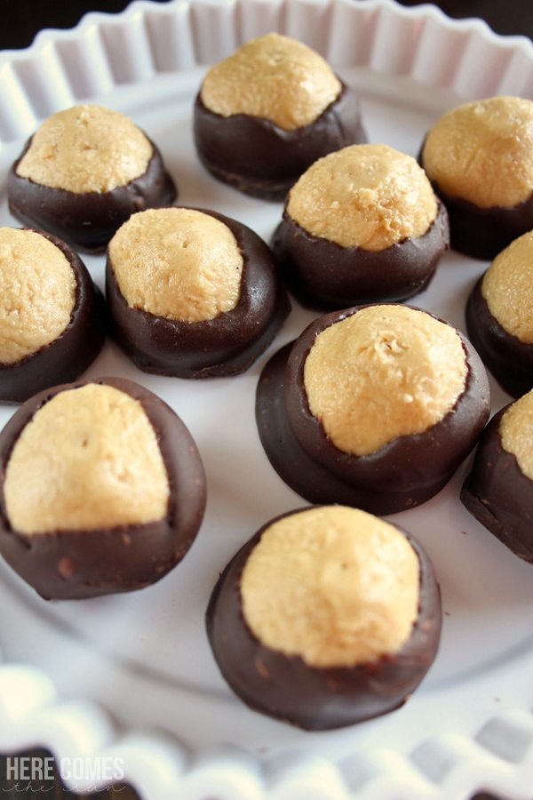 This recipe for peanut butter balls is so easy and so delicious! These are the perfect treat to male for your holiday party or any party. Click to get the recipe.
